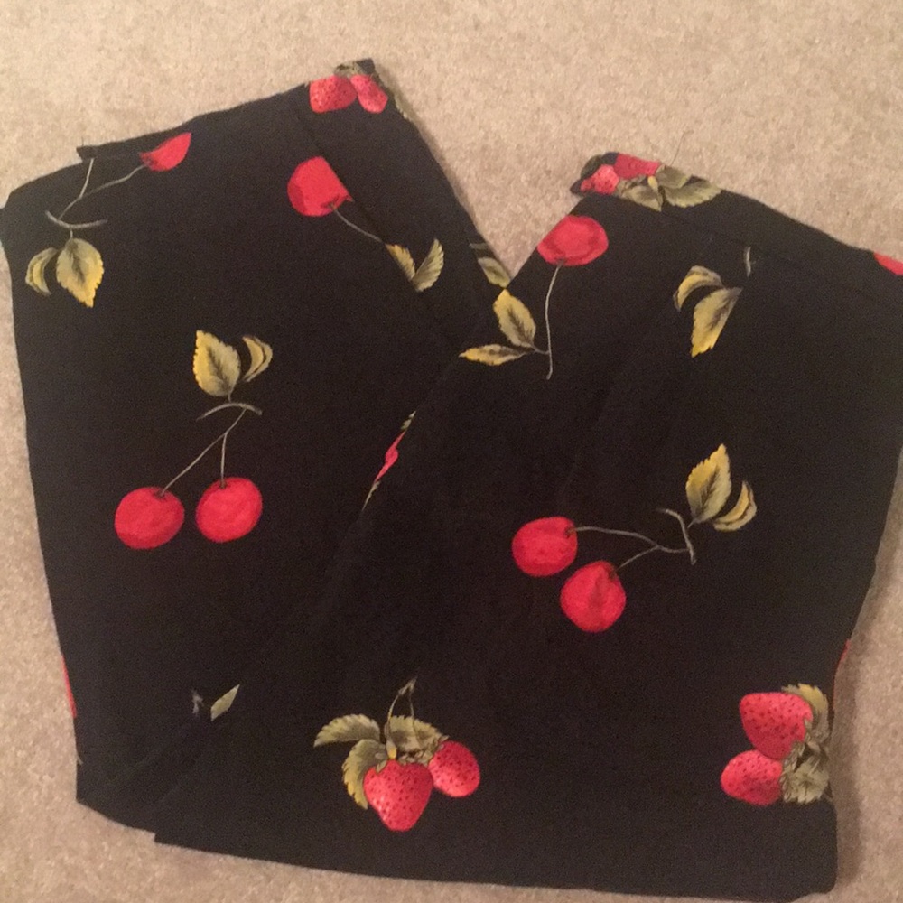 Women’s Briggs Cherry/Strawberry Black Capri Pants